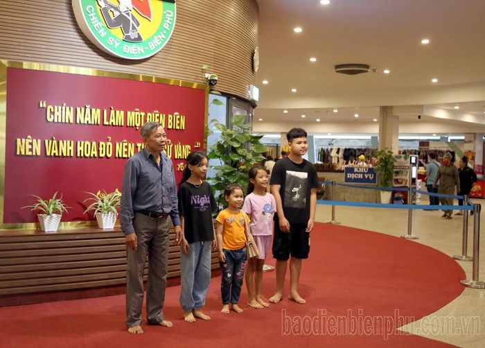 Nhiều gia đình có hai đến ba thế hệ cùng đến tham quan Điện Biên.