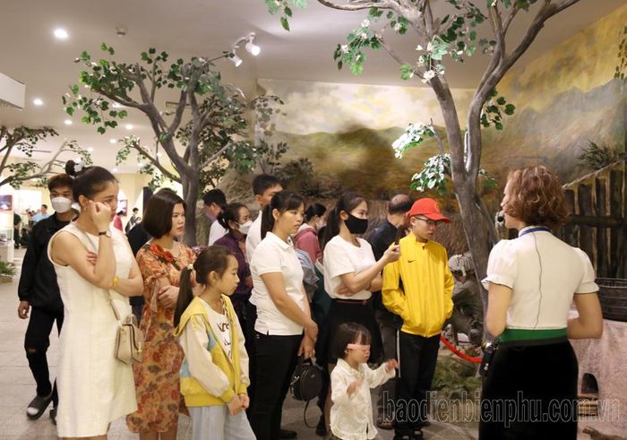 Các điểm di tích trong quần thể chiến trường Điện Biên Phủ và bảo tàng là điểm dừng chân lý tưởng để tham quan các hiện vật…