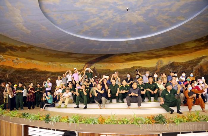 Chiêm ngưỡng bức tranh panorama tái hiện trận chiến Điện Biên Phủ…