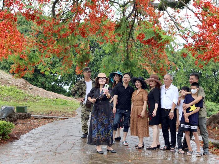 Ngoài tham quan, tìm về nguồn cội còn là dịp để du khách check-in, ghi lại những kỉ niệm về mảnh đất, con người Điện Biên.