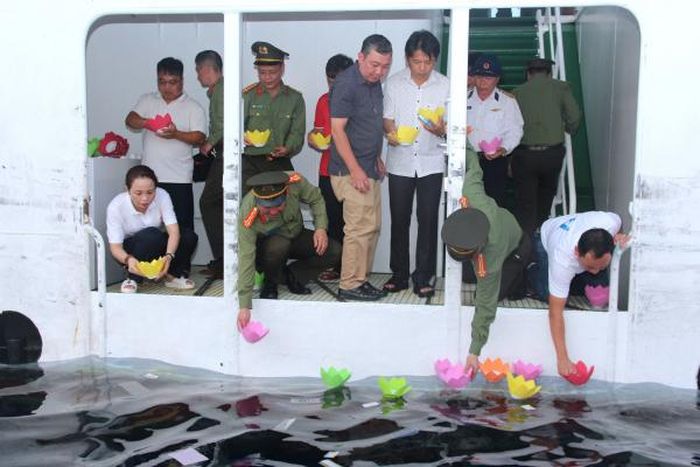 Thành viên Đoàn công tác số 3 thả hoa đăng tưởng niệm các anh hùng, liệt sĩ.