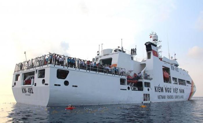 Tàu KN491 thả vòng hoa, lễ vật, hoa cúc, hạc giấy để tưởng niệm các anh hùng, liệt sĩ hy sinh tại quần đảo Trường Sa.