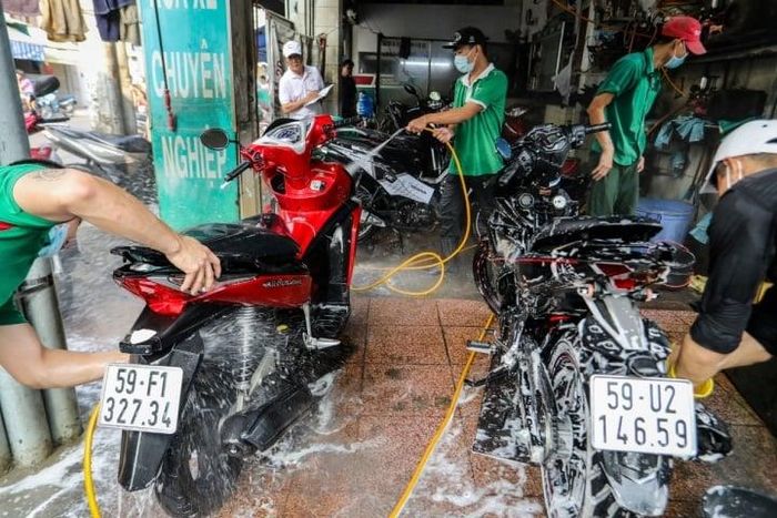 Các tiệm rửa xe bận rộn.