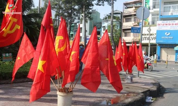 Cờ cũng là sản phẩm đắt hàng trong dịp lễ 30/4 và 1/5.