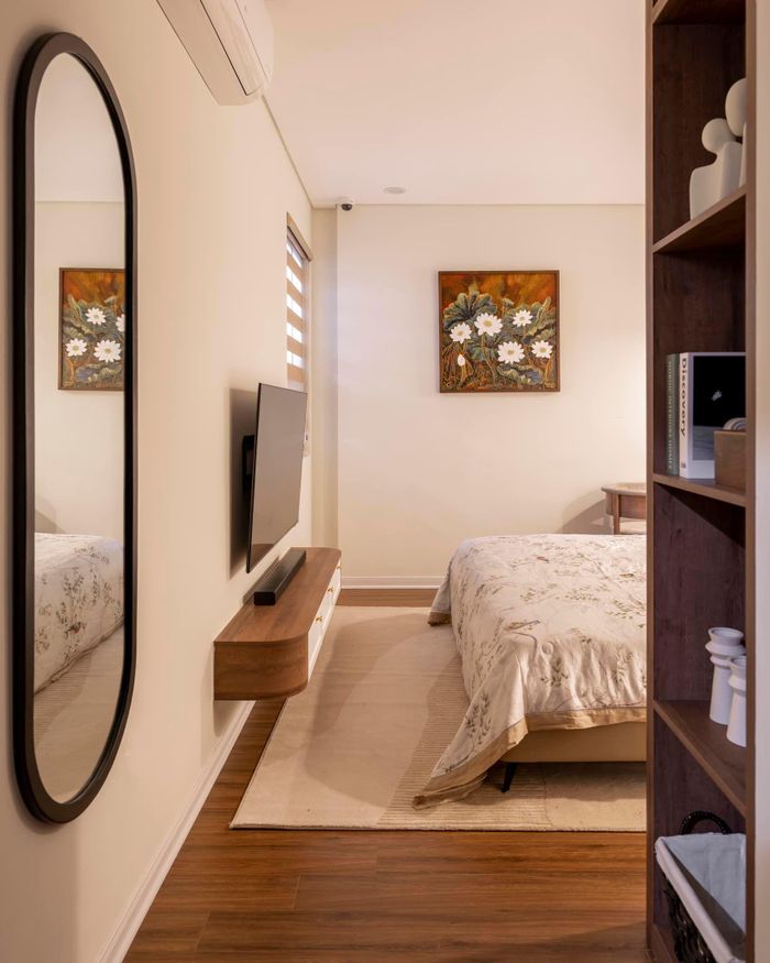  Phòng ngủ vintage dùng gam màu trung tính, nhẹ nhàng. Một chút hoa tươi nơi góc bàn trang điểm cũng đủ làm căn phòng tràn ngập sức sống. 