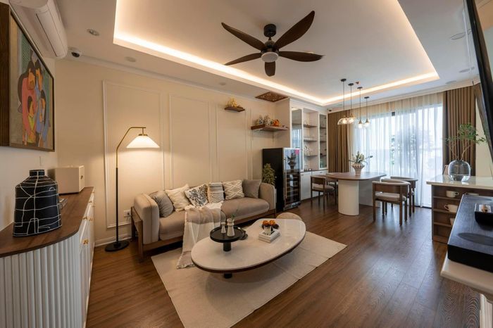  Căn hộ mang thiết kế hiện đại với gam màu trắng của gia đình chị Mai Anh được đặt tên là “căn hộ hạnh phúc”. Chị tâm sự, ai cũng từng mơ về ngôi nhà của riêng mình, về những dự định, những điều yêu thích sẽ được lấp đầy trong ngôi nhà thân thương đó. 