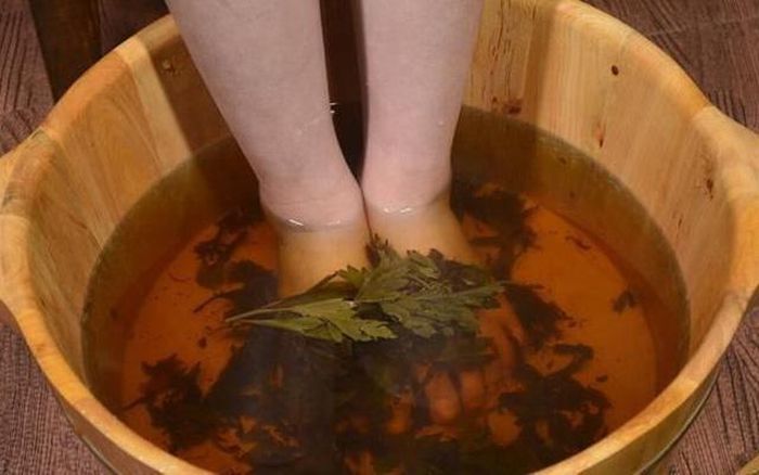 Ngâm chân giúp phòng ngừa suy giãn tĩnh mạch chân.