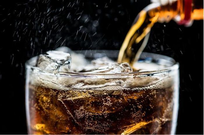 Lạm dụng nước ngọt có gas gây hại men răng.