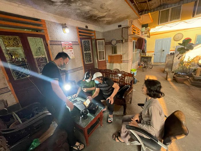 Bất kể thời gian, dù là tối muộn, các tổ lưu động vẫn lên đường. Ảnh chụp tối 30-4 trên địa bàn quận Long Biên