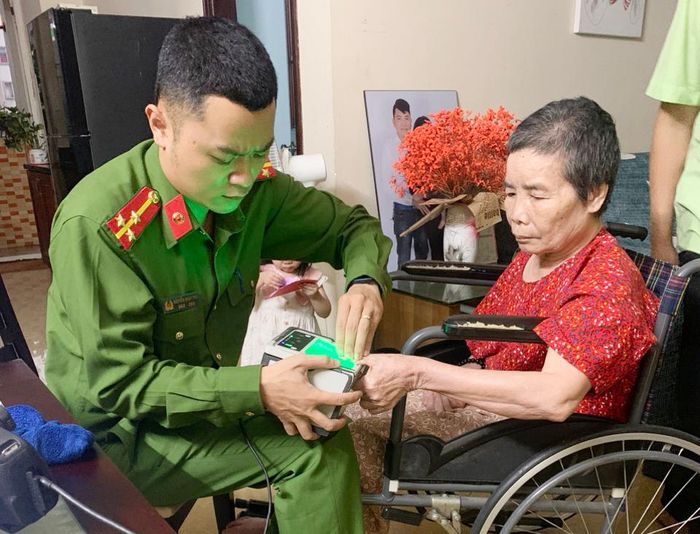 Người khó khăn vận động là một trong các trường hợp được ưu tiên cấp CCCD