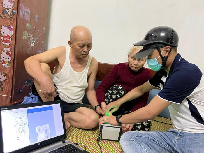 Tranh thủ thời gian, CBCS CAQ Long Biên để nguyên trang phục "di động" làm thủ tục cấp CCCD cho nhân dân