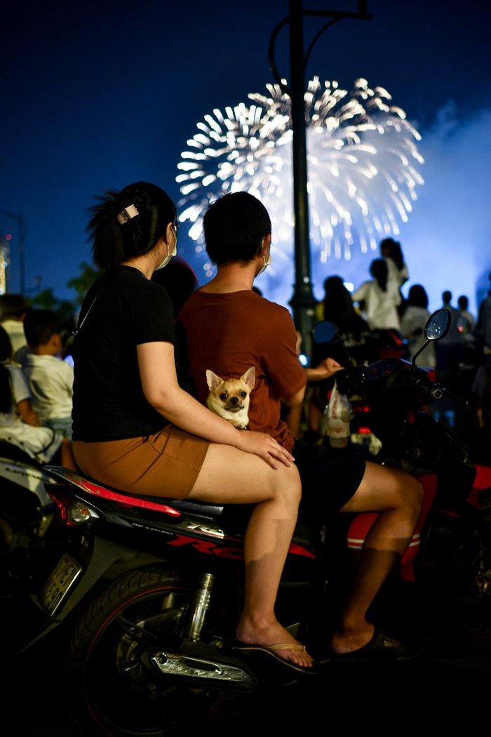 Nhiều gia đình chia sẻ mặc dù nghỉ lễ khá dài nhưng họ quyết định không đi du lịch mà ở lại TP.HCM để vui chơi. Trải nghiệm đi xem pháo hoa này cũng là một cách để gia đình vui vẻ bên nhau.