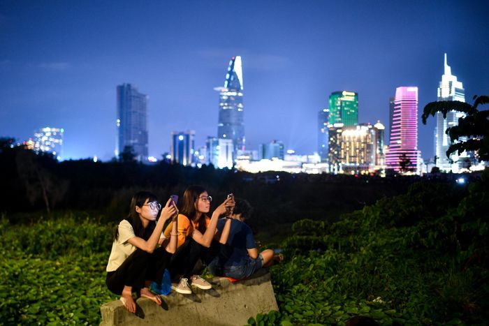 Nhiều người đến sớm, chọn những vị trí sát bờ sông Sài Gòn, có view đẹp để chờ đợi chiêm ngưỡng màn bắn pháo hoa.
