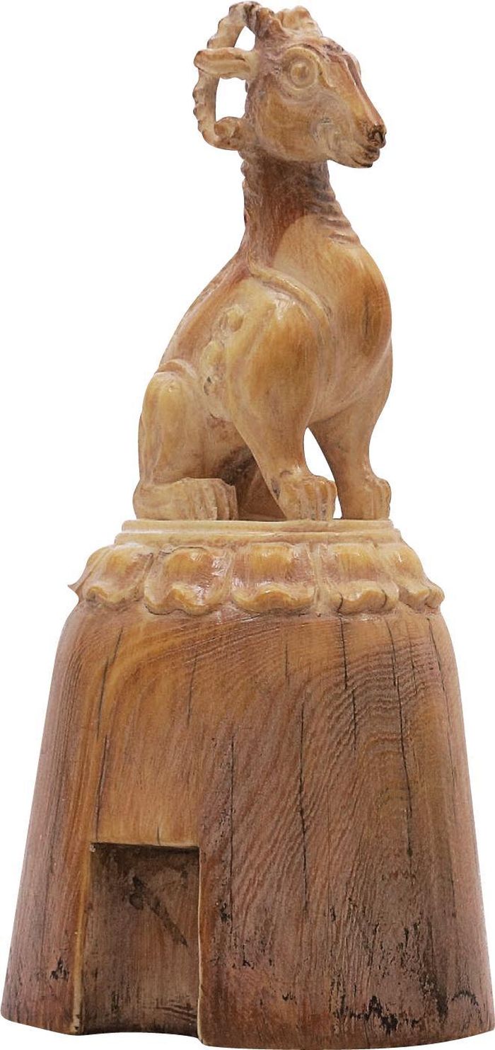  Tư ấn giải trãi được làm từ chất liệu ngà voi châu Á. Ấn có chiều cao 8,9 cm, chiều dài 4,6 cm, chiều rộng 3,5 cm, cân nặng 140 g. Ấn khắc giải trãi (thần thú đứng đầu trong 5 loại linh thú thuộc bộ kỳ lân). Nhìn vào thể thức, theo các tác giả sách đây là “tư ấn” của quan lại triều Nguyễn, có thể là Hình Bộ. 