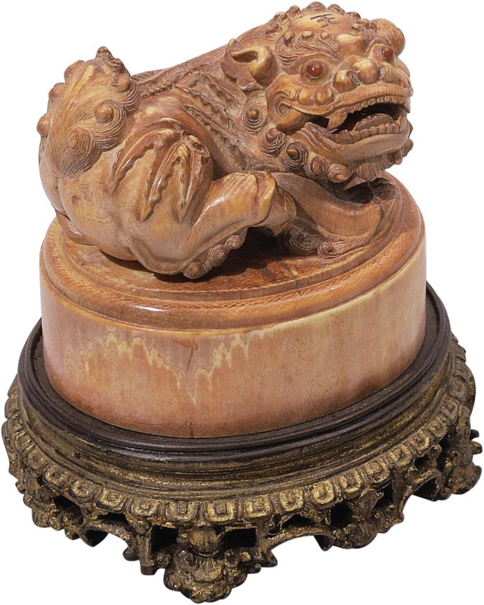  Ấn Ngự tiền chi bảo, được tạo tác dưới thời Đồng Khánh, thay thế cho Kim Bảo Ngự tiền chi bảo đúc thời Gia Long, do Tôn Thất Thuyết và vua Hàm Nghi mang đi vào năm 1885. Ấn được làm từ chất liệu ngà voi châu Á, có chiều cao 6,8 cm, chiều dài 7,6 cm, chiều rộng 6,9 cm, cân nặng 350 g. Ấn có tạo hình kỳ lân dáng thong dong, một chân co lên và ba chân chạm bệ hình bầu dục. Mặt linh vật này được điểm nhãn bằng hổ phách có màu nâu đỏ. Trên đỉnh đầu chạm chữ Vương. 