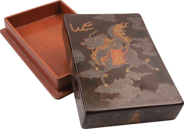  Hộp sách phong sơn son thếp vàng triều Nguyễn. Hộp cao 6 cm, chiều dài nắp 28 cm, chiều rộng 20 cm, cân nặng 800 g. Hộp dùng đựng thư tịch cổ có thể bằng vàng bạc hoặc lụa nên được gia công và xử lý họa tiết được làm một cách lề lối, đạt chuẩn Đồ án long mã cõng hà đồ đạp mây nổi bật trên nền thẳm của sơn ta biểu trưng nét vương giả, uy dũng thường dành riêng cho nam nhân. 