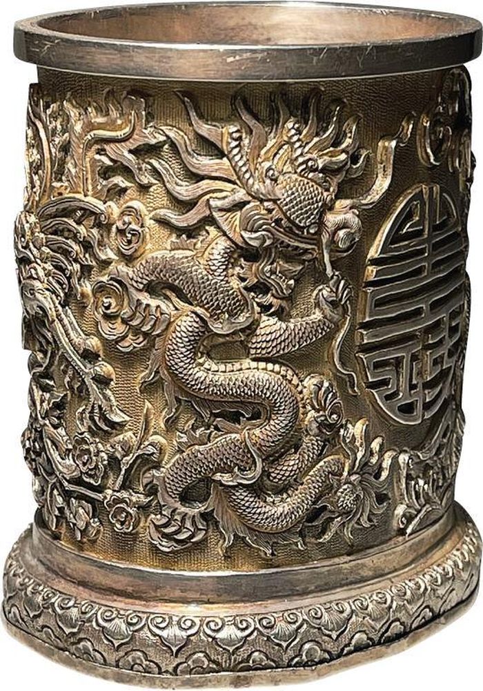  Đứng sau vàng về giá trị, bạc được ưa chuộng ở khắp mọi nơi từ cung đình, giới thượng lưu cho tới mọi tầng lớp nhân dân. Dưới triều Nguyễn nghề chạm bạc phát triển và được coi là tinh hoa nghệ thuật. Trong ảnh là ống hút bạc chạm hình tượng Tứ linh, đặc biệt với rồng 5 ngón đuôi xoắn đặc trưng thời Nguyễn. 