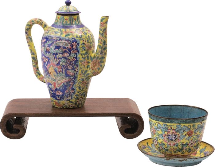  Ấm pháp lam Minh Mạng. Ấm có chiều cao 20 cm, vòng bụng ấm 12,8 cm, cân nặng 450 g. Ấm dùng màu chánh hoàng làm chủ đạo, họa tiết “long phụng đằng vân” với rồng năm đuôi xoắn uy quyền được thếp vàng trên từng chiếc vảy, chim phụng hàm kinh thư. Ngoài ra các linh vật đang thoải mình trên nền xanh thẳm của trời cùng mây dáng như ý. 