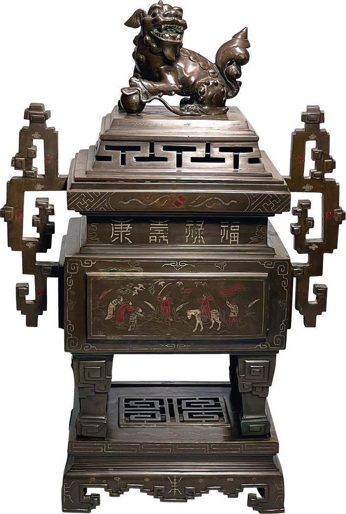  Đỉnh đồng tam khí dáng vuông triều Nguyễn, chiều cao 53 cm, chiều rộng 31 cm, cân nặng 11 kg. Đỉnh thường dùng để đốt xông trầm, xông hương. Hình ảnh lân hí được đúc liền với nắp bên hoa văn hồi văn móc câu trên nắp đỉnh được đúc thông để nhả khói. 