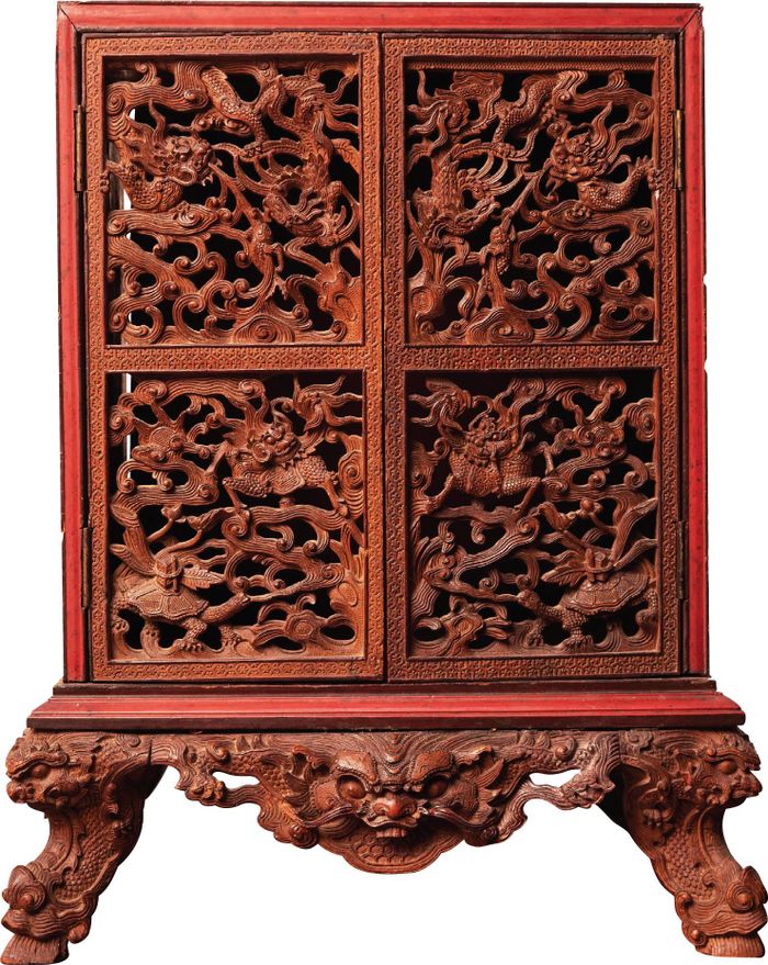  Tủ gỗ chạm tứ linh sơn thế kỷ XIX. Tủ có kích thước bé (cao 48 cm, bề ngang mặt chính diện 33 cm, bề ngang mặt bên 27 cm, kết cấu 2 cửa mở lớn) nhưng lại có các mặt được chạm tinh xảo. Đặc biệt các đồ án linh vật được chạm đối xứng nhau, phân rõ thiên - hạ thổ. 