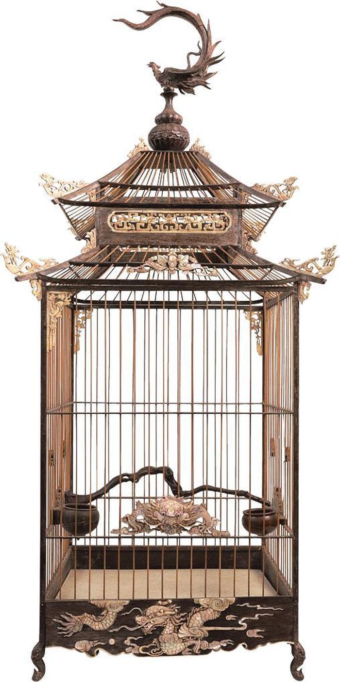  Lồng chim xứ Huế, có niên đại thế kỷ XIX. Lồng cao 97 cm, chiều rộng mặt chính diện 43 cm, chiều rộng mặt bên 25,5 cm, nặng 3,2 kg. Lồng chim được tạo thành hình dáng một cung điện với lối mái cong 2 tầng, 8 mái. Đồ án tứ linh thể hiện nét văn hóa đậm chất Việt, mang ý nghĩa phúc trạch dư đầy. 