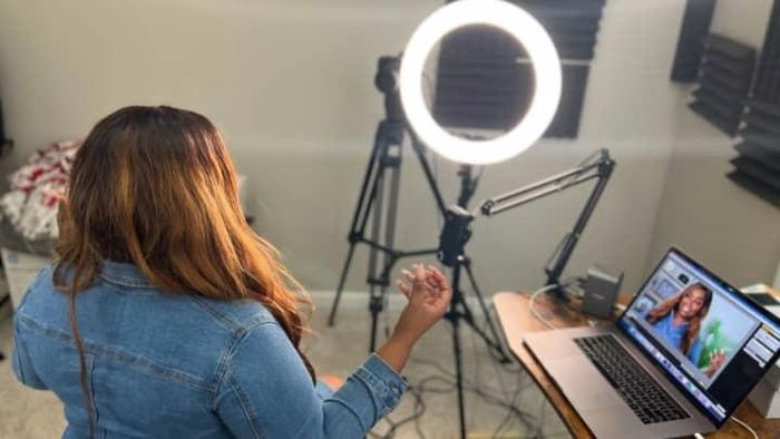  Jasmine McCall trong phòng thu tại nhà để sản xuất video cho kênh YouTube. Ảnh: CNBC. 