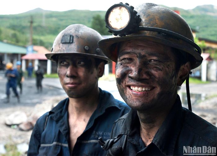 Người thợ lò Công ty Than Cẩm Phả giờ tan ca.