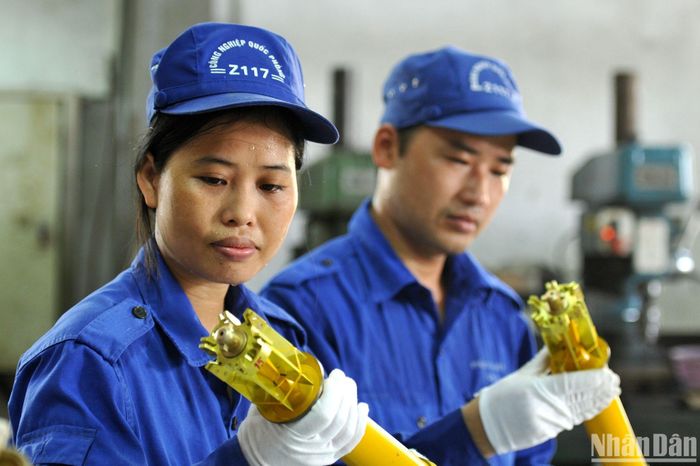 Công nhân nhà máy Z117 kiểm đếm sản phẩm.