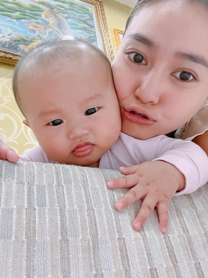 Lan Ngọc khoe mặt mộc không tì vết bên cạnh một cháu nhỏ. Ảnh: FBNV