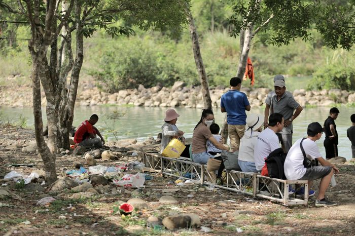 Ngay sau khi kết thúc, nhiều người dân và du khách rời đi bỏ lại lượng rác lớn bao gồm các túi ni lông, cốc nhựa, thức ăn thừa,...
