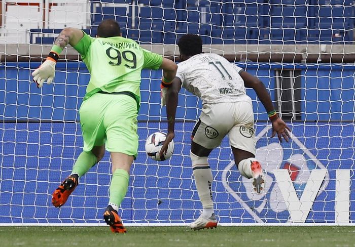 Thủ thành Donnarumma 3 lần phải vào lưới nhặt bóng