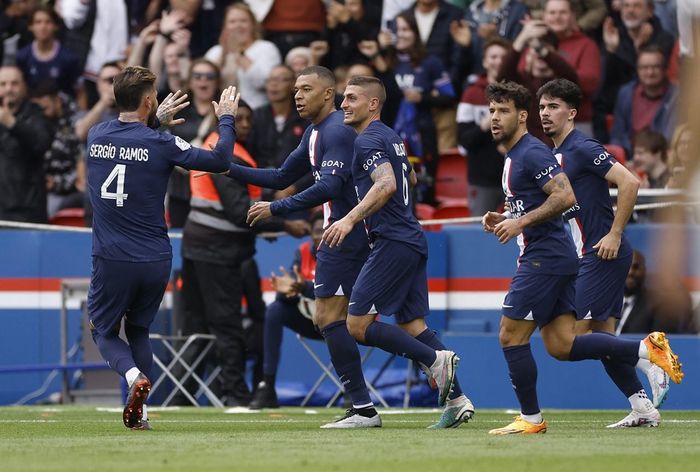 Tận dụng phút lơ là của thủ môn Mvogo, Mbappe lao vào cướp bóng rồi dứt điểm vào lưới trống