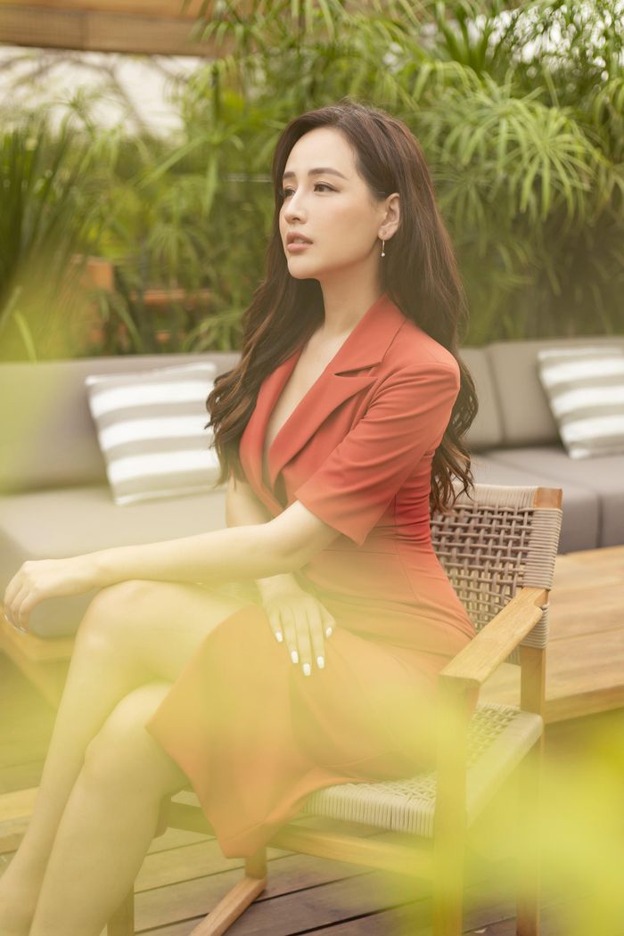Tối 30/4, Hoa hậu Việt Nam 2006 phản hồi về thông tin đã bí mật sinh con đầu lòng lan truyền trên mạng xã hội. Người đẹp chia sẻ: "Tôi không ôm pháo hoa và cũng không có con để ôm. Mọi người đi chơi lễ vui, an toàn, đừng nghĩ tôi có con nữa".