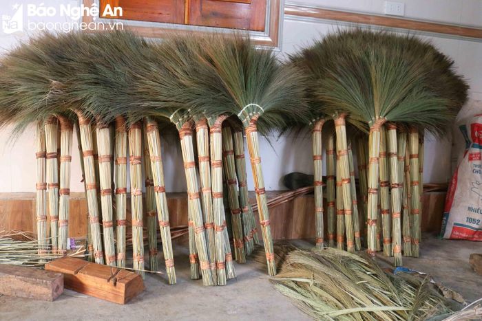 Tuy chổi đót cột từ dây nhựa khá bền, thị hiếu của người tiêu dùng vẫn thích chổi đót cột từ dây mây hơn. Mỗi cân hoa đót có thể làm 2 chiếc chổi. Với những chiếc chổi đặt (người dân đặt hàng trước về để dùng) có thể 2 kg mới làm được 3 chiếc chổi. Mỗi ngày, 1 người có thể làm được vài chục chiếc chổi. Ảnh: Huy Thư