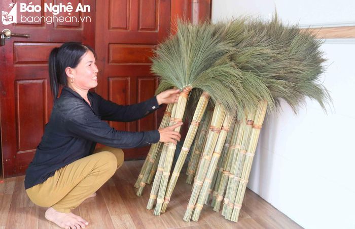 Nghề làm chổi đót ở đây đã được UBND tỉnh công nhận là làng nghề. Chổi đót của bà con xóm 2, xã Thanh Lương được tiêu thụ rộng khắp các địa phương trong và ngoài huyện. Những hộ dân làm nghề có thể mang chổi đi chợ bán, đi nhập cho các ốt quán hoặc lái buôn sẽ đến thu mua tại nhà. Tùy vào chất lượng, giá chổi bán sỉ trên dưới 30.000 đồng/chiếc. Với chổi theo đơn đặt hàng riêng có giá từ 40.000 - 50.000 đồng/chiếc. Tuy là nghề phụ, nhưng nghề làm chổi đót đã đem lại cho các hộ dân địa phương thu nhập hàng trăm triệu đồng/năm. Ảnh: Huy Thư