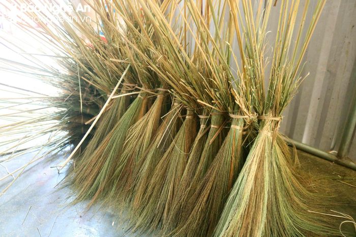 Những bòn đót (bó đót bó thành hình rẻ quạt) được cột chặt bằng sợi giang và xâu thành chuỗi dài để chờ kết chổi. Mỗi bòn đót phải có nhiều cuống đót dài bằng thân chổi mới bảo đảm độ bền của chổi. Ảnh: Huy Thư