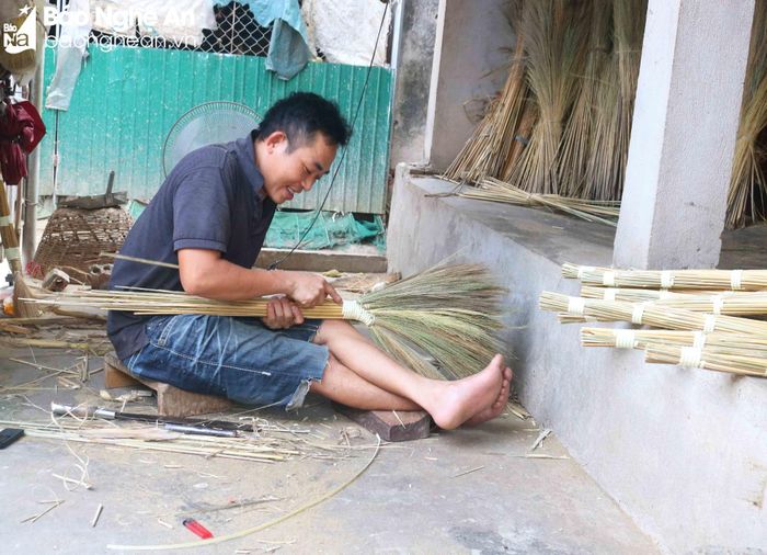 Nghề làm chổi không kén lao động, người già, trẻ, đàn ông, phụ nữ đều có thể tham gia. Những năm gần đây, nghề làm chổi đót hưng thịnh, nhiều người trẻ gắn bó với nghề, một số em học sinh cũng bện được chổi. Anh Nguyễn Trọng Tú (36 tuổi) chia sẻ: Gia đình anh chỉ mỗi anh làm chổi, còn vợ đi làm công ty. Mỗi năm anh sử dụng khoảng 3 tấn hoa đót và là một trong những người làm chổi nhiều nhất xóm. Ảnh: Huy Thư