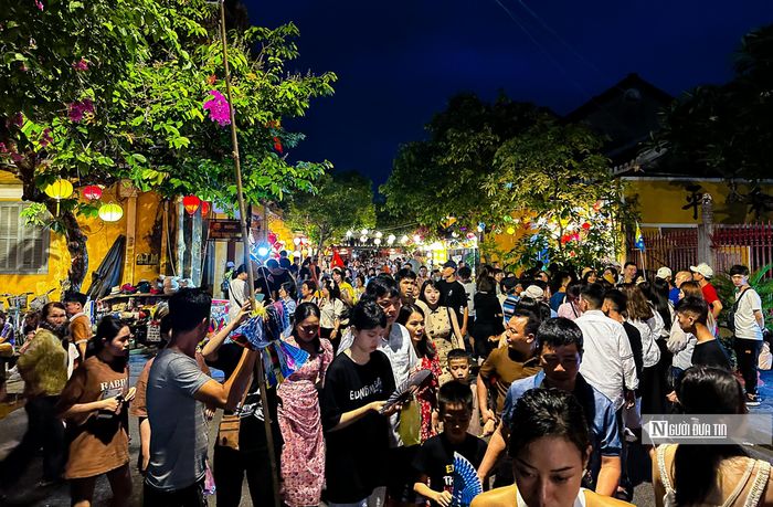 Nhiều thời điểm các tuyến phố trở nên “quá tải” khi lượng khách rất đông, luôn trong tình trạng chật kín.