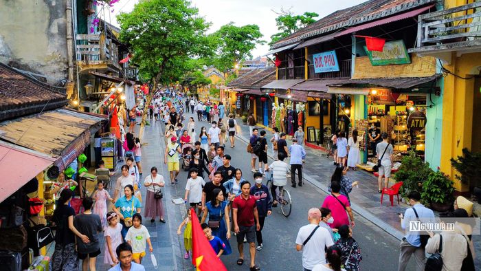 Nhiều thời điểm, nhất là vào chiều tối các tuyến đường và các điểm du lịch nổi tiếng trong khu phố cổ Hội An luôn chật kín người qua lại.