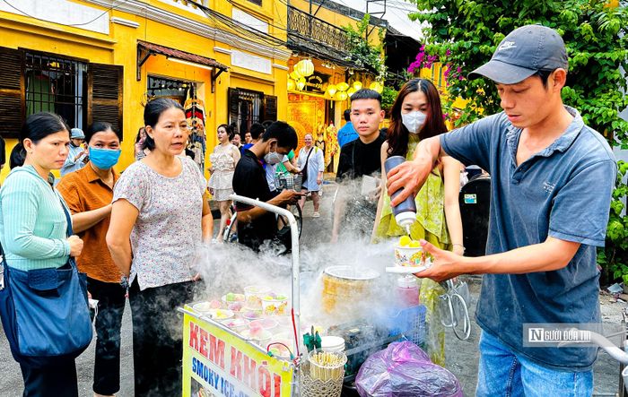 Các món như kem khói, tào phớ, chè....cũng thu hút rất đông du khách thưởng thức.
