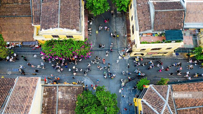 Trong đợt nghỉ lễ này, mỗi ngày phố cổ Hội An đón hàng chục ngàn lượt du khách du lịch đến tham quan, nhiều thời điểm khu phố cổ chật kín người.