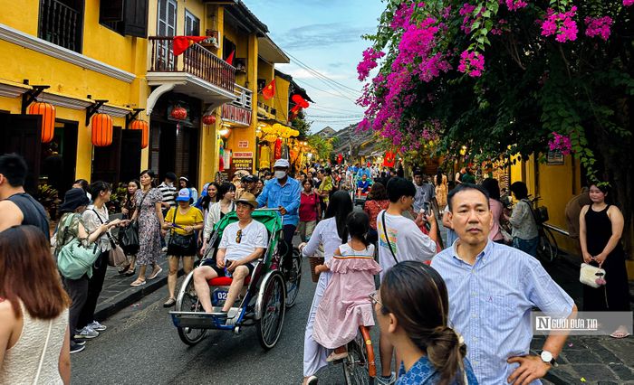 Các tuyến đường tại Hội An luôn đông đúc, chật cứng du khách tham quan.