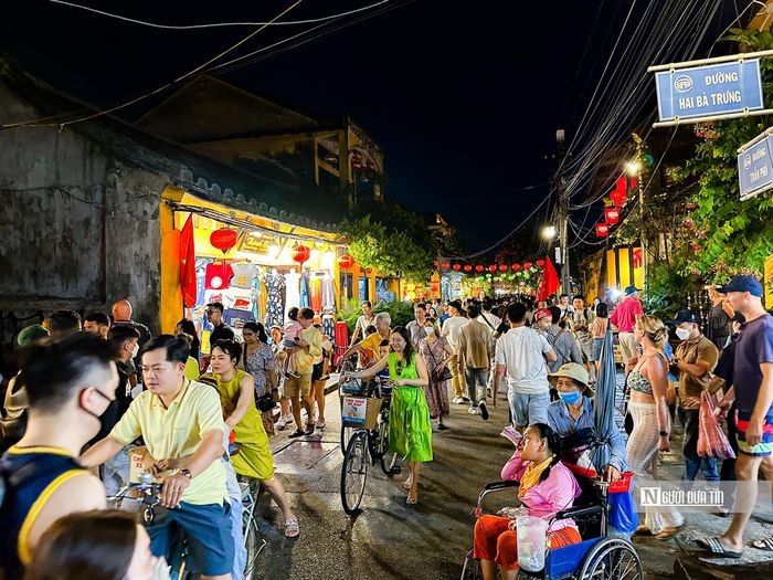 Càng về tối, lượng du khách càng nườm nượp kéo đến đông hơn.