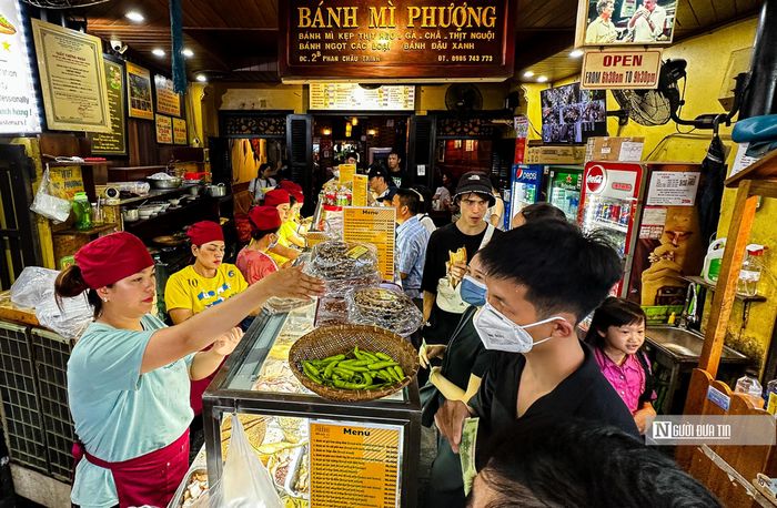 Các hàng quán luôn tấp nập thực khách. Quán bánh mỳ Phượng luôn trong tình trạng quá tải với hàng dài du khách xếp hàng cả chục mét đợi để mua bánh.