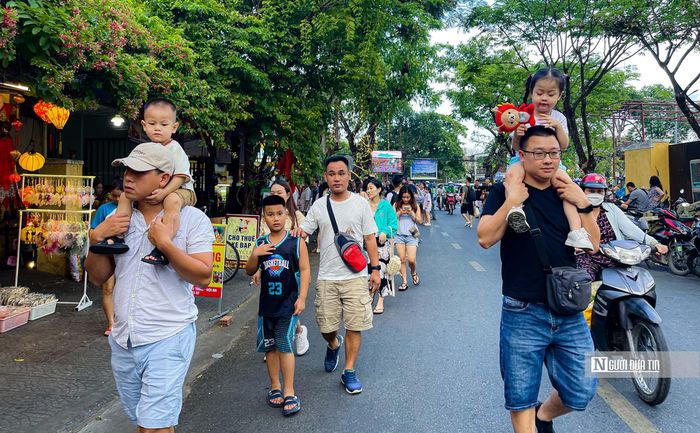 Anh Trọng Tài (Cầu Giấy, Tp.Hà Nội) cho biết, năm nay được nghỉ dài nên cả nhà quyết định di du lịch xa. “Cũng khá lâu từ khi đại dịch Covid-19 xuất hiện, năm nay gia đình tôi mới một chuyến đi thú vị như vậy”, anh Tài nói.