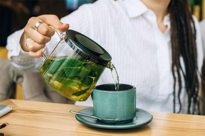 Không nên sử dụng quá nhiều trà xanh: Trà xanh chứa chất caffein. Uống quá nhiều caffein trong ngày có thể gây đau đầu, mệt mỏi, uể oải, lo âu, kích thích. Ảnh minh họa
