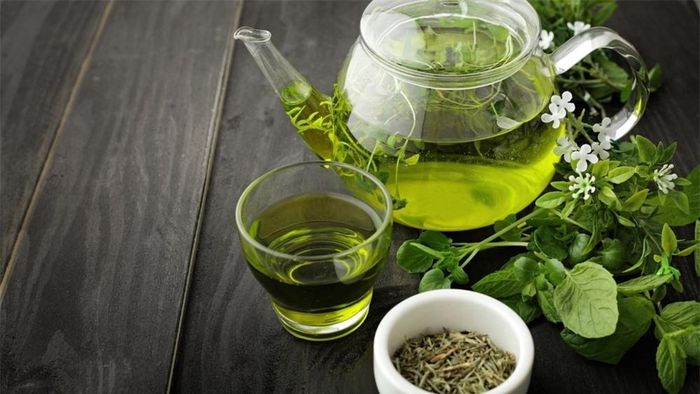 Không uống khi đói: Trà xanh có nhiều tác dụng với sức khỏe nhưng uống khi đói dễ gây kích ứng dạ dày, đau đầu, cản trở sự hấp thụ chất dinh dưỡng.. Ảnh minh họa