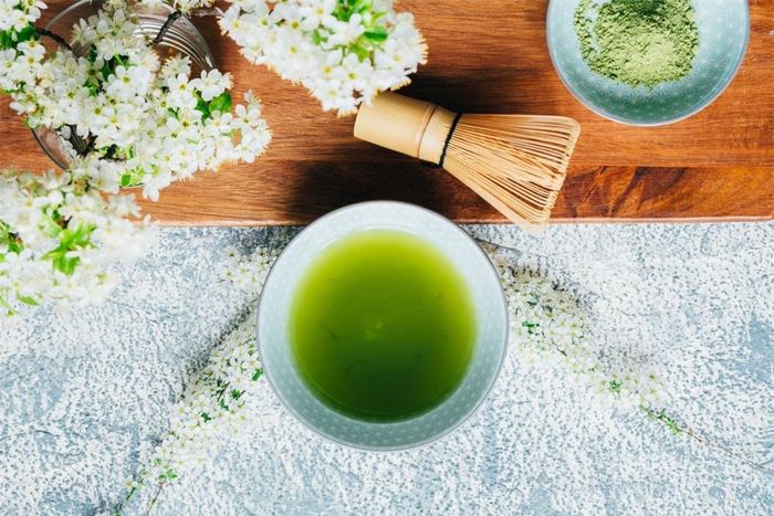 Không uống thuốc cùng trà xanh: Uống thuốc cùng trà xanh có thể gây hại vì các thành phần hóa chất trong thuốc hòa tan với trà tạo nên dung dịch có tính acid. Bạn chỉ nên dùng thuốc với nước thông thường. Ảnh minh họa