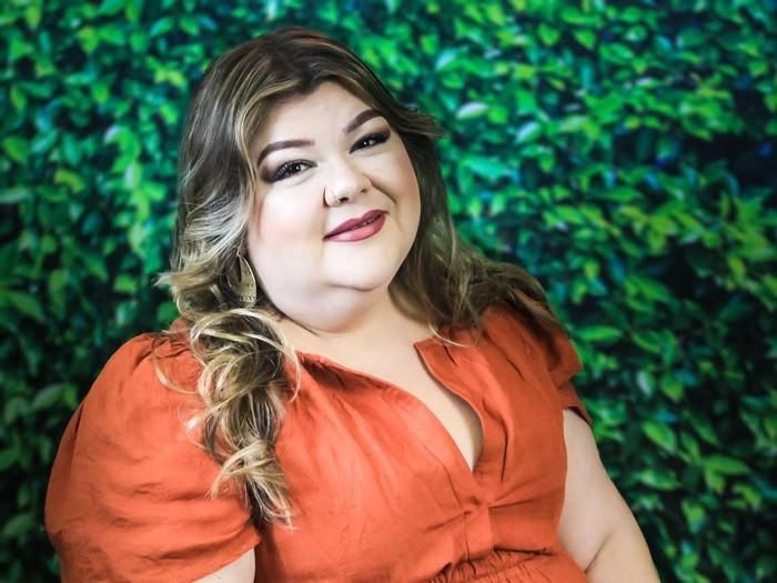 Mona Mejia - bà mẹ 3 con chuyên buôn bán đồ cũ trên các nền tảng mạng xã hội