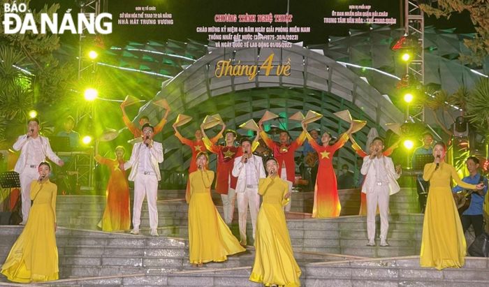 Tiết mục "Đường chúng ta đi" biểu diễn tại chương trình. Ảnh: X.D